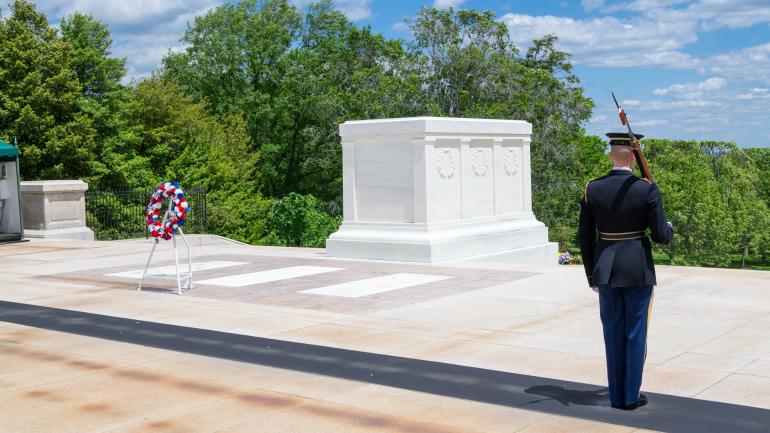 一名战士守卫阿灵顿的无名战士墓 一名战士守卫阿灵顿的无名战士墓