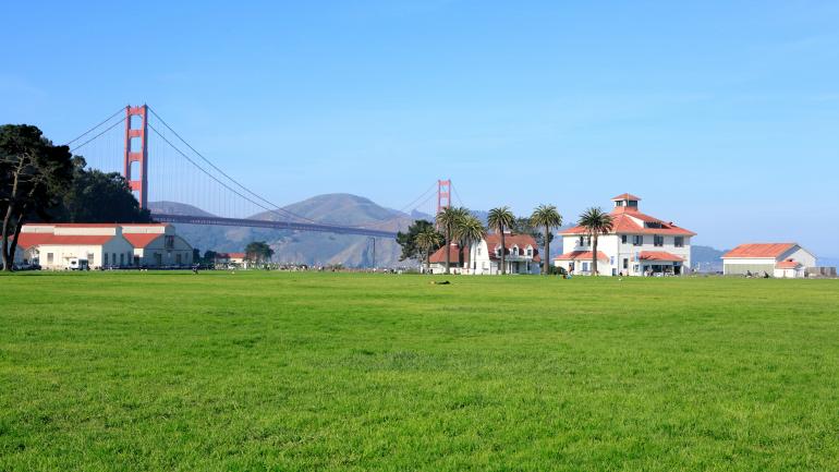 以金门大桥为背景的旧金山要塞景色 以金门大桥为背景的旧金山要塞景色