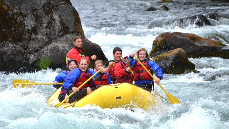全家人在麦肯锡河上享受乘着漂筏急速而下的乐趣 全家人在麦肯锡河上享受乘着漂筏急速而下的乐趣