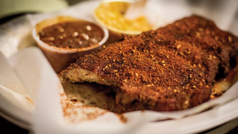 孟菲斯 Charlie Vergos' Rendezvous 餐厅内的一盘烤排骨