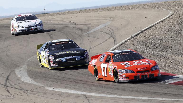 在犹他赛车校园的弯道上穿行的赛车 在犹他赛车校园的弯道上穿行的赛车