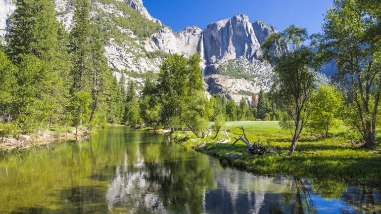 优胜美地峡谷内的美熹德河，坐落于船长岩旁