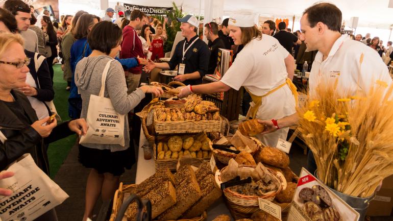 在查尔斯顿美酒美食节上游览美食村 在查尔斯顿美酒美食节上游览美食村