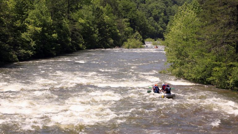 一群探险者正在体验奥科伊河上的白水漂流 一群探险者正在体验奥科伊河上的白水漂流