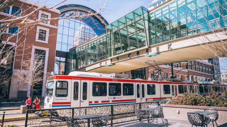 城市溪流中心的浮桥