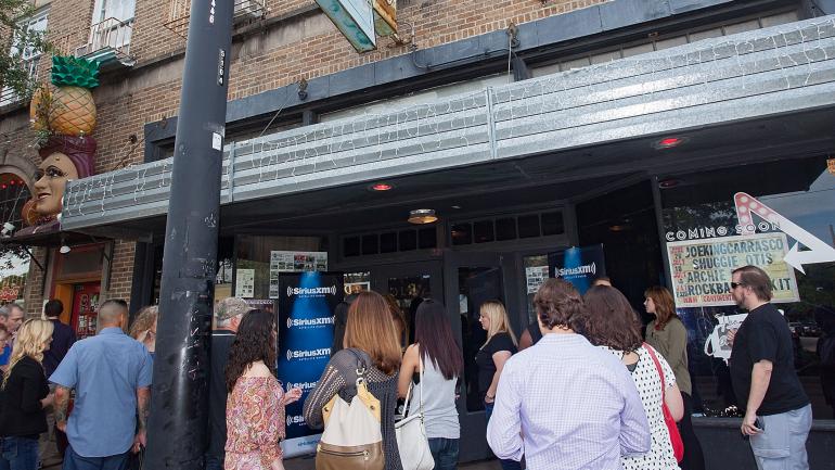 等待进入休斯敦经典蓝调场馆大陆俱乐部,准备观看精彩演出 等待进入休斯敦经典蓝调场馆大陆俱乐部,准备观看精彩演出