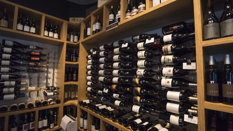 我和朋友在加州科斯塔梅萨的The Camp的葡萄酒实验室品尝各种不同的葡萄酒 