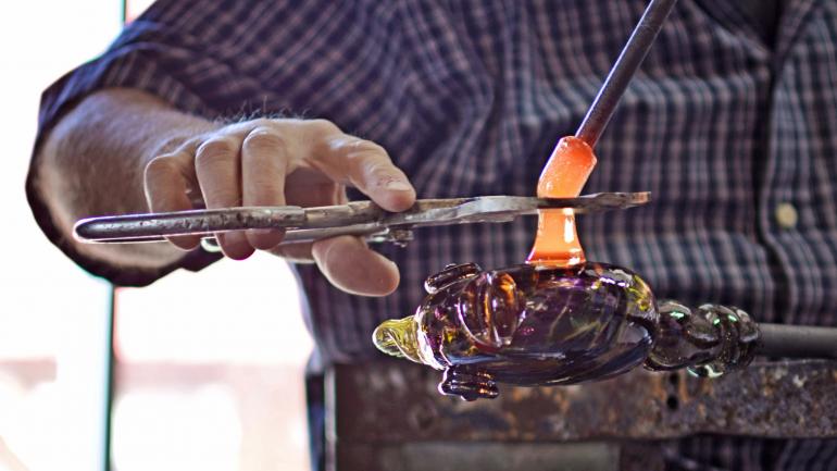在 Blenko Glass 工坊观看玻璃匠人模制玻璃器皿
