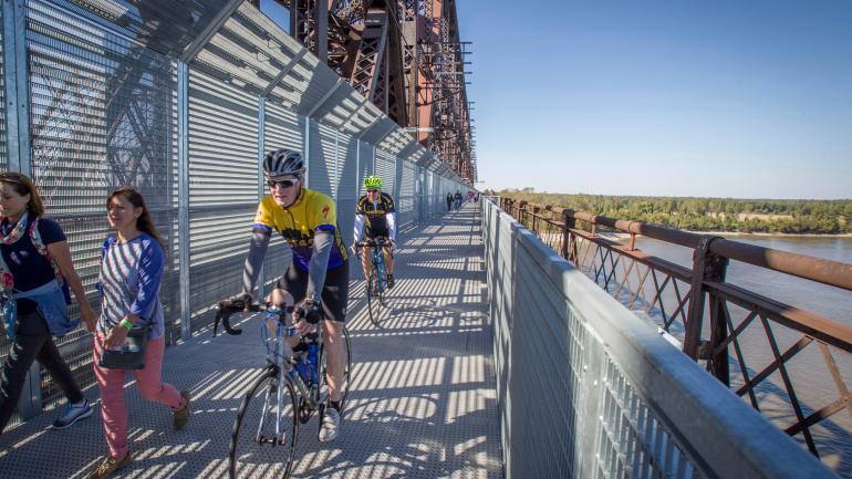 大河步行过道上交织的骑手和行人 大河步行过道上交织的骑手和行人