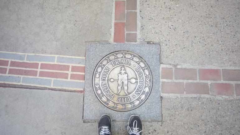 在自由之路的标记，开始你的波士顿旅程