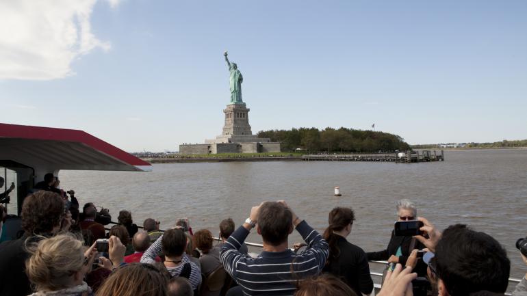 环线观光游轮上游览自由女神像