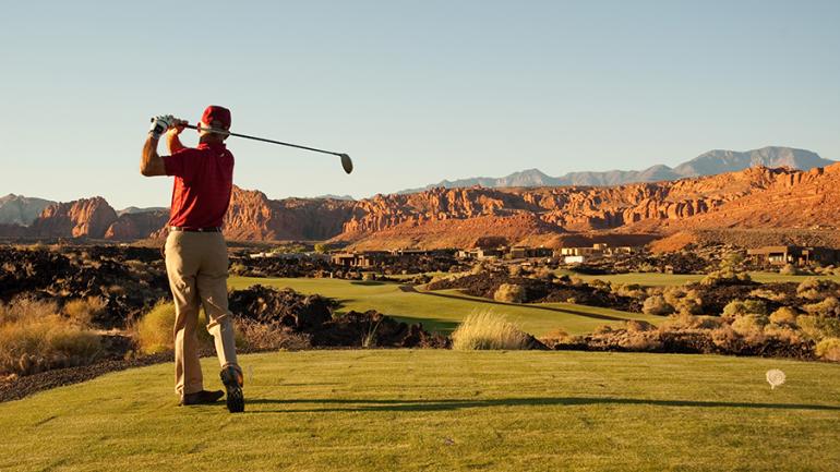 在圣乔治的雪之谷恩翠达高尔夫球场打高尔夫球