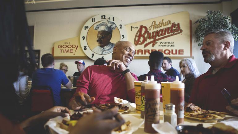 於Arthur Bryant’s BBQ品嚐美味的燒烤 於Arthur Bryant’s BBQ品嚐美味的燒烤