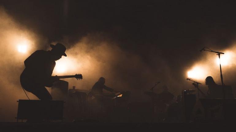 在休斯敦一个历史悠久的场所表演蓝调音乐 在休斯敦一个历史悠久的场所表演蓝调音乐