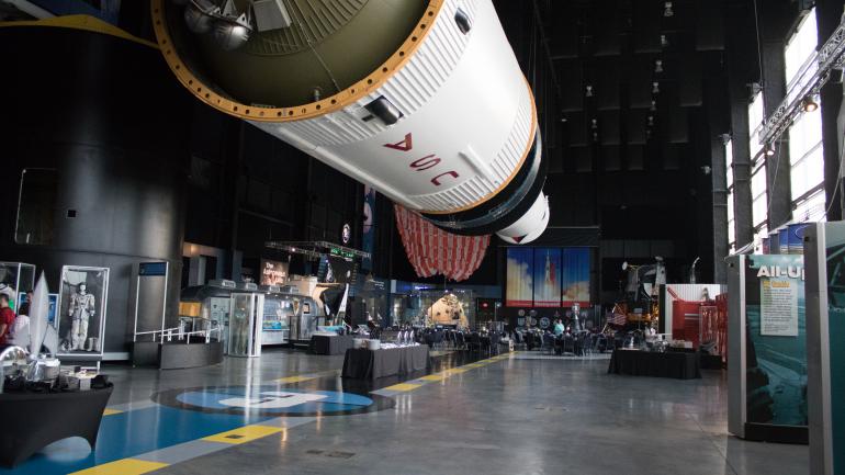 展出的土星 5 号运载火箭复制品