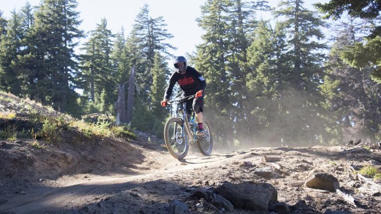 越野单车骑行者握紧车把准备骑车下山