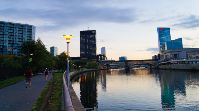 在Schuylkill River Trail慢跑 在Schuylkill River Trail慢跑