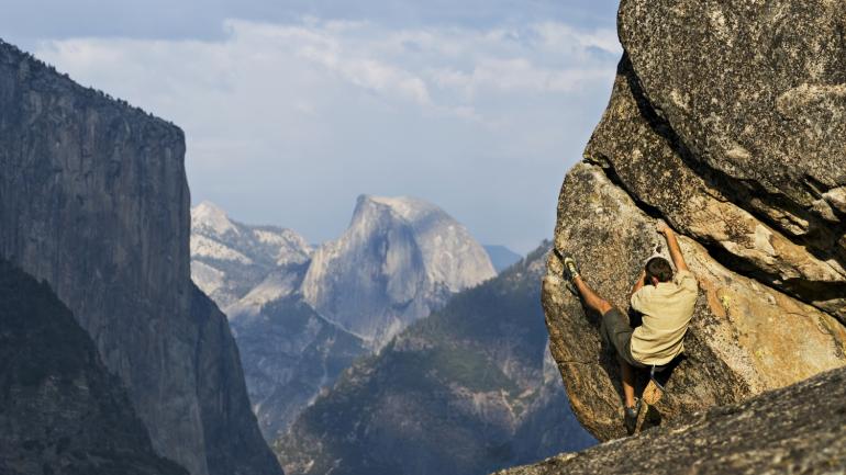 乔根森与卡德维尔用时19天攀登到船长岩的顶端