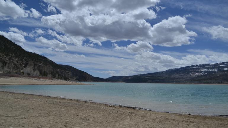 乔山谷水库湖岸照片