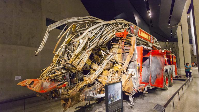 这辆云梯公司的消防车在9/11中冲进现场救助