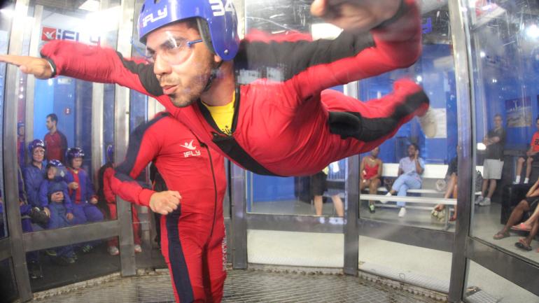 在 iFLY 体验馆内享受逼真的跳伞体验