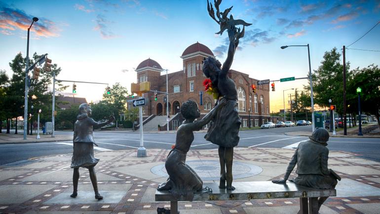 伯明翰民权区十六街浸信会教堂前的雕像