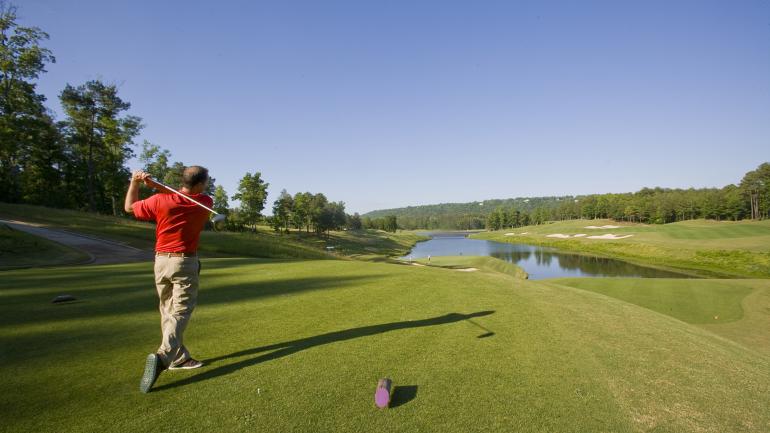在伯明翰玫瑰桥万丽高尔夫度假酒店内尽情挥杆