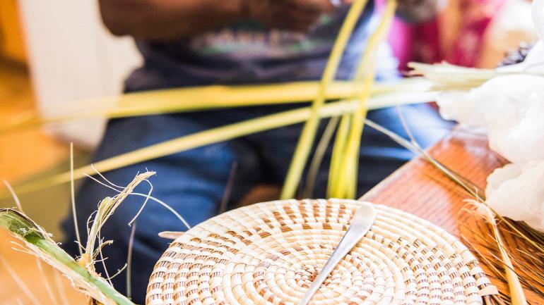 嘎勒族后裔手工编织的香草篮