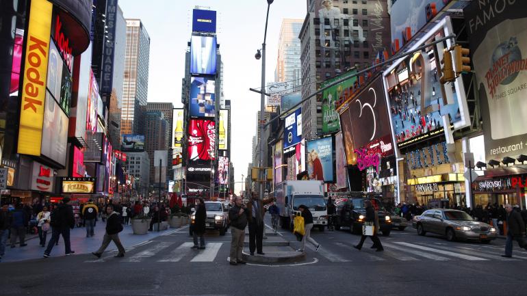 从时代广场的中心看百老汇大道 从时代广场的中心看百老汇大道