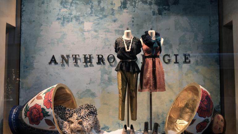 Anthropologie 商店外面的时尚橱窗展示 Anthropologie 商店外面的时尚橱窗展示