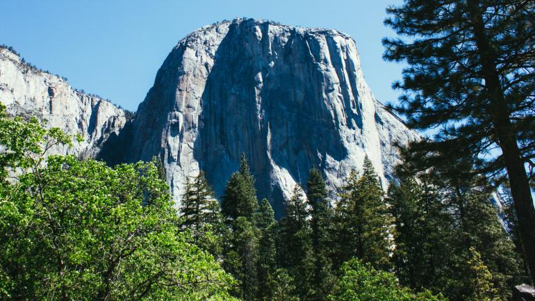 垂直的船长岩壁高达900米