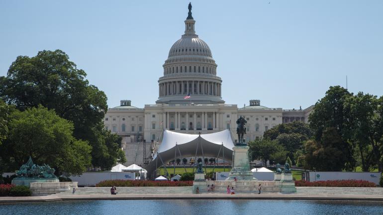 骑上自行车,在华盛顿纪念碑深度游 骑上自行车,在华盛顿纪念碑深度游