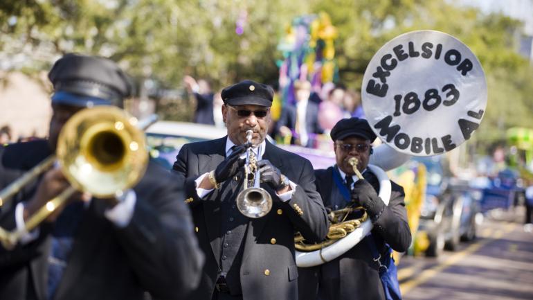 一支铜管乐队在狂欢节游行中演奏