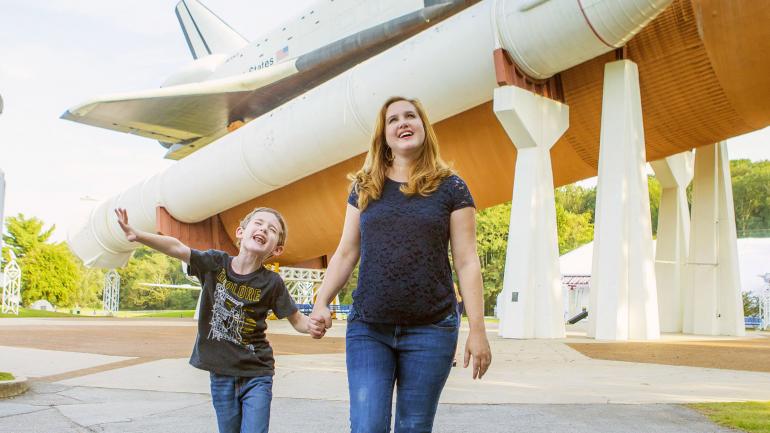 探索位于阿拉巴马州亨茨维尔 (Huntsville) 的美国宇航及火箭中心 (U.S. Space and Rocket Center)