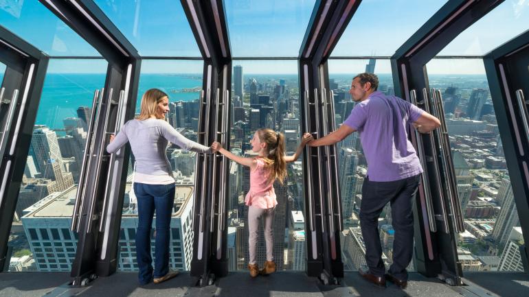 在"倾斜！" 观景台上，你将置身于芝加哥的上空
