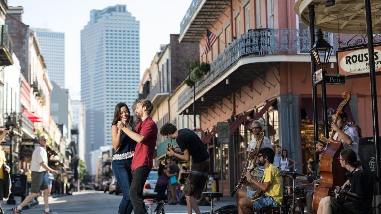 在路易斯安那州的新奥尔良，随着街头艺人演奏的旋律动舞