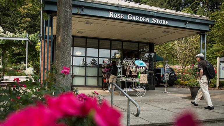 在国际玫瑰试验园的礼品店，您可以挑选一些心仪的纪念品