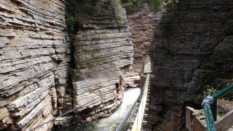 横穿奥萨布尔峡谷的空中步行桥
