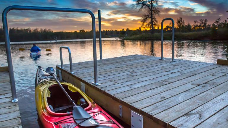苏圣玛丽探险者岛屿公园中安静的皮划艇码头 苏圣玛丽探险者岛屿公园中安静的皮划艇码头