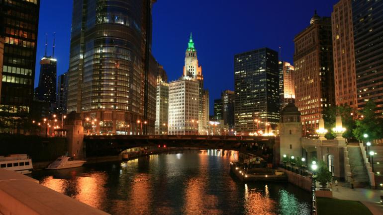 芝加哥河在晚上被灯光点亮