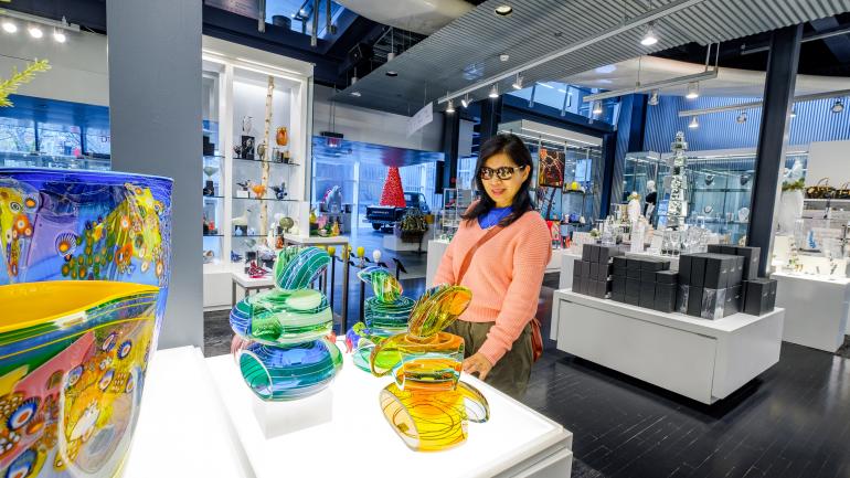 在康宁玻璃博物馆内观赏玻璃艺术