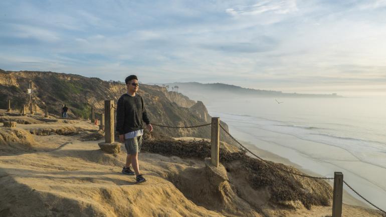 日落时分，沿着托利松州立自然保护区内的小径向海滩漫步