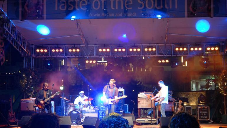 体验为期四天的 euphoria 节庆活动,欣赏精彩的现场音乐表演 体验为期四天的 euphoria 节庆活动,欣赏精彩的现场音乐表演