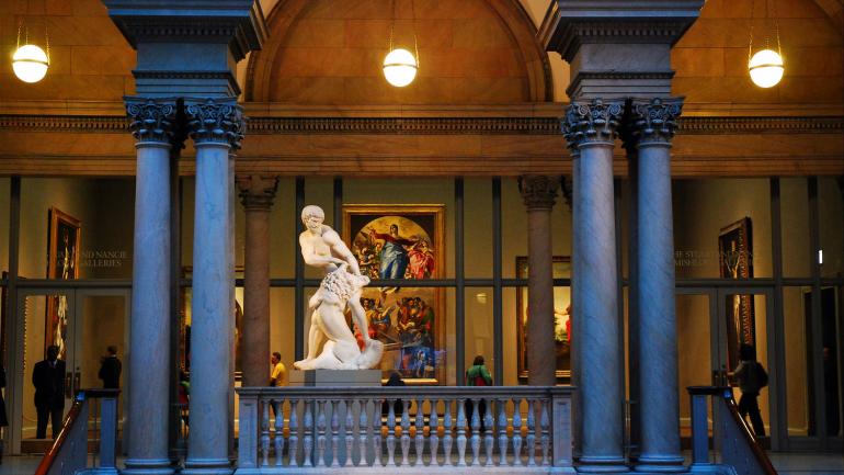 文艺复兴时期的雕塑与油画在芝加哥艺术博物馆的大堂内展示