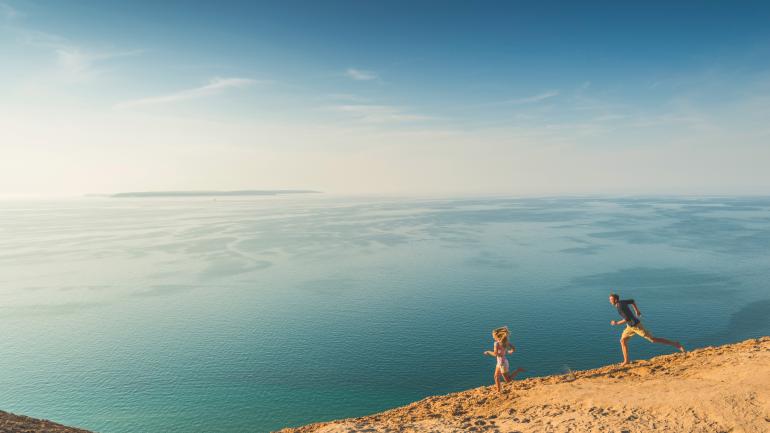 睡熊沙丘国家湖岸的金字塔点步道 睡熊沙丘国家湖岸的金字塔点步道