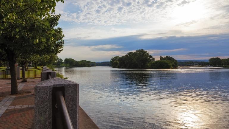 在 Landing Hotel 酒店门前欣赏莫霍克港的美景