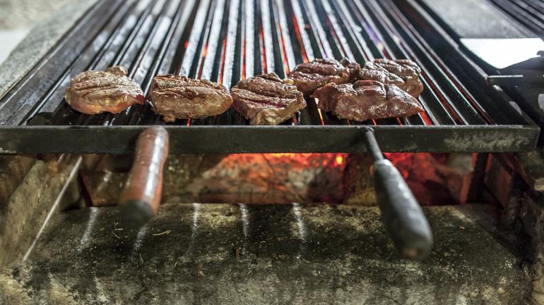 烧烤路线中由坑炉烤制的美味多汁肉类