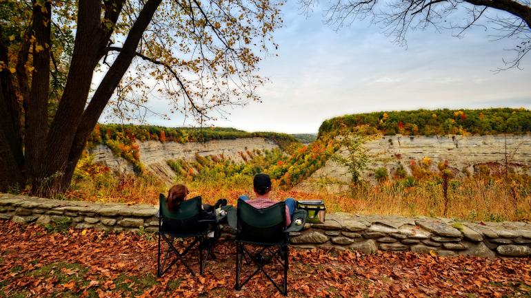 一对夫妻在莱奇沃思州立公园欣赏美丽的秋景
