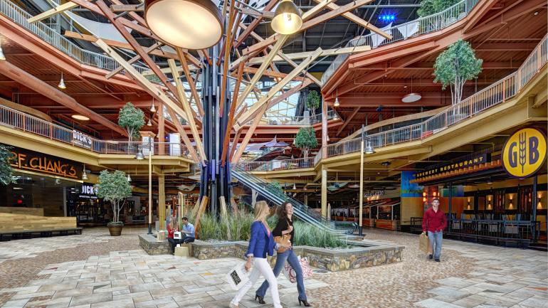 路过 Destiny USA 购物中心的现代主题美食广场