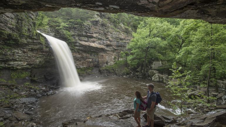 在 Petit Jean State Park 州立公园欣赏雪茄瀑布 在 Petit Jean State Park 州立公园欣赏雪茄瀑布